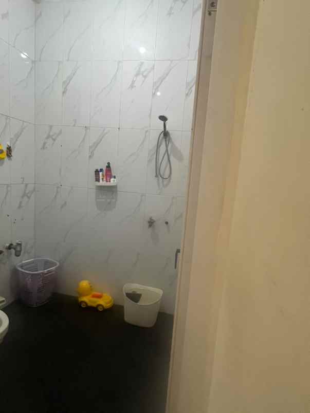 over kredit 60jt rumah dekat stasiun depok