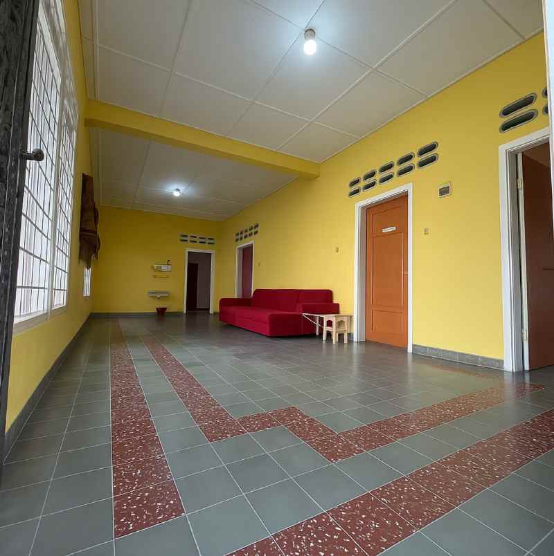 rumah 2 lantai di jalan terandam 1 nomor 13