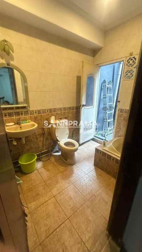 rumah 2 lantai semi furnished di depok