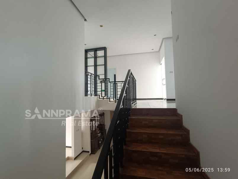 rumah 2 lt dan rooftop di jalan margonda depok