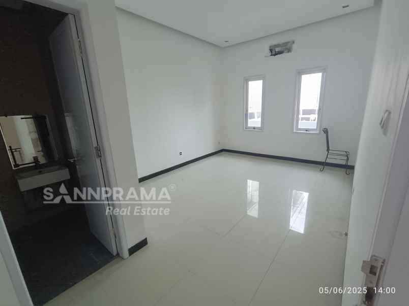 rumah 2 lt dan rooftop di jalan margonda depok
