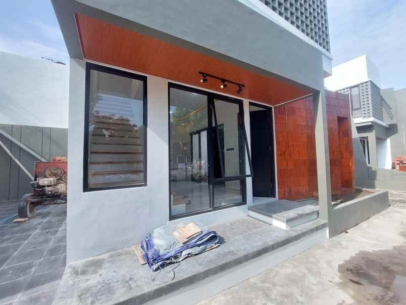 rumah baru 2 lantai modern minimalis di sewon