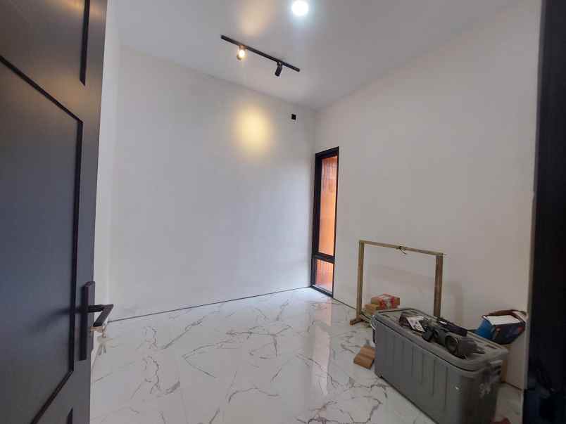 rumah baru 2 lantai modern minimalis di sewon