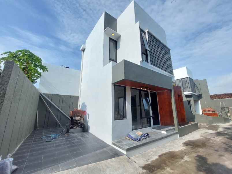 rumah baru 2 lantai modern minimalis di sewon