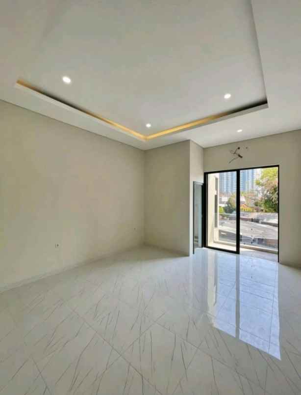 rumah baru 2 lantai tenggilis mejoyo selatan surabaya