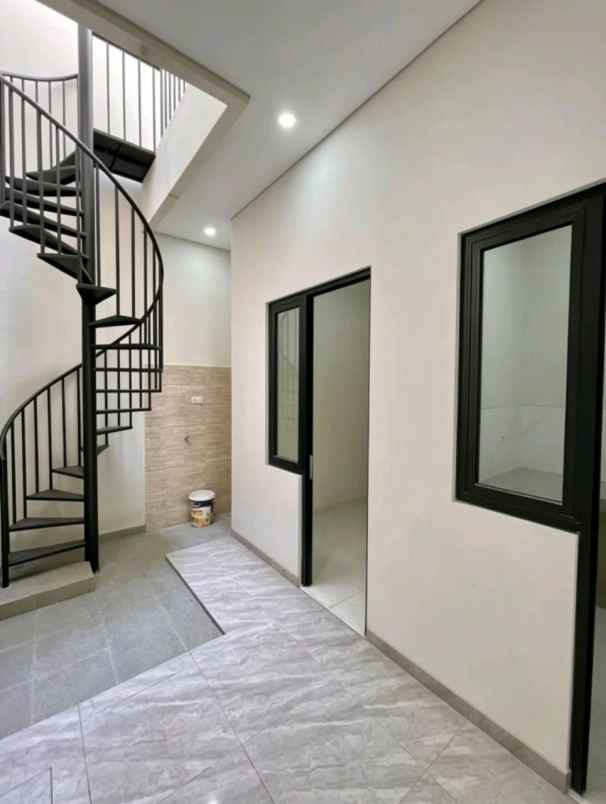 rumah baru 2 lantai tenggilis mejoyo selatan surabaya