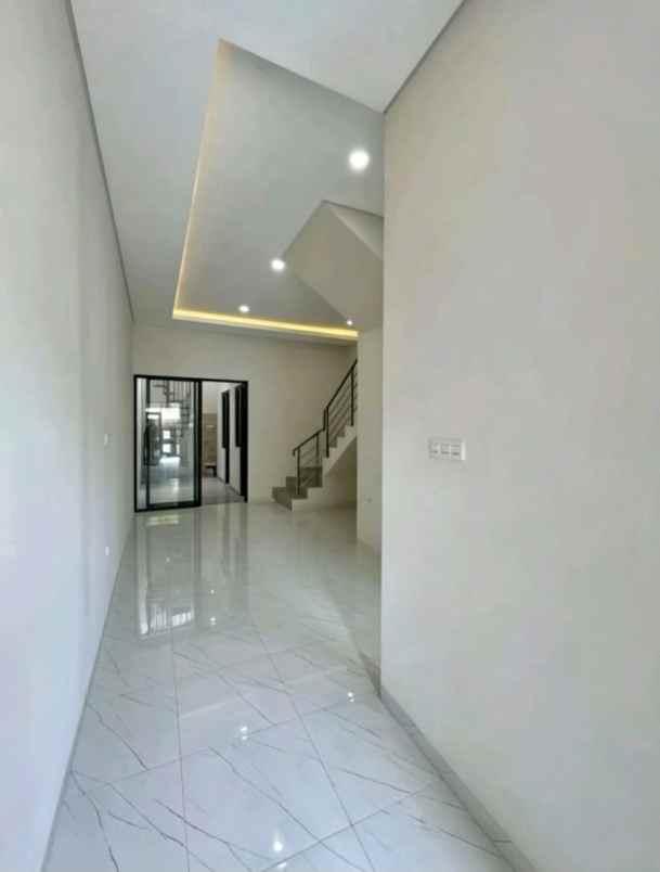 rumah baru 2 lantai tenggilis mejoyo selatan surabaya