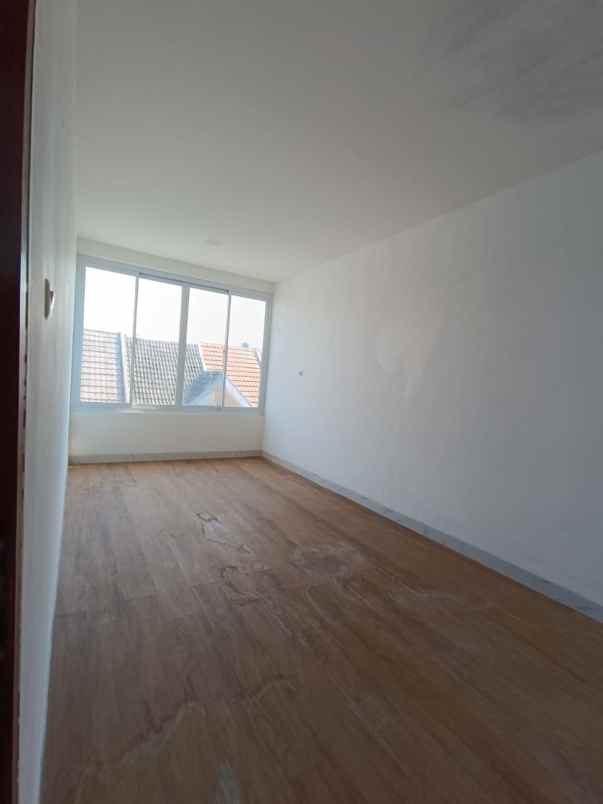 rumah baru minimalis di taman palem lestari