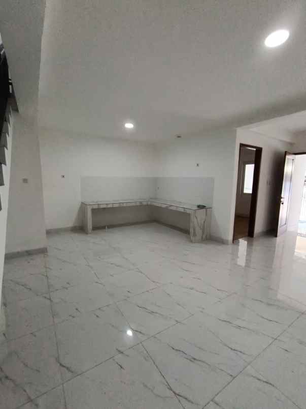 rumah baru minimalis di taman palem lestari