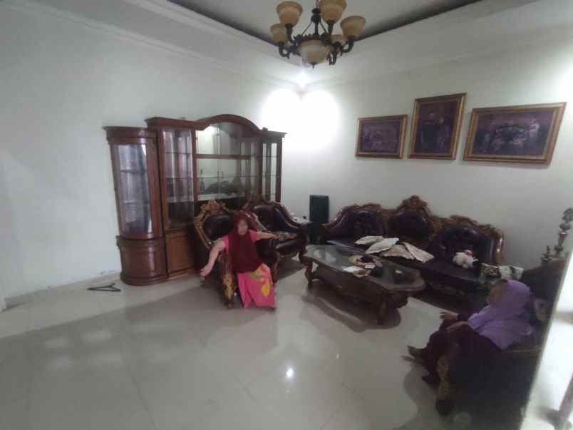 rumah dan kosan 2 lantai 8 pintu di kemang jaksel