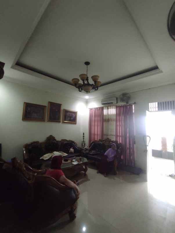 rumah dan kosan 2 lantai 8 pintu di kemang jaksel