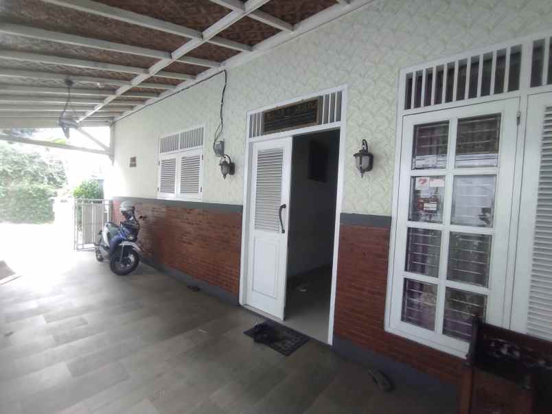 rumah dan kosan 2 lantai 8 pintu di kemang jaksel