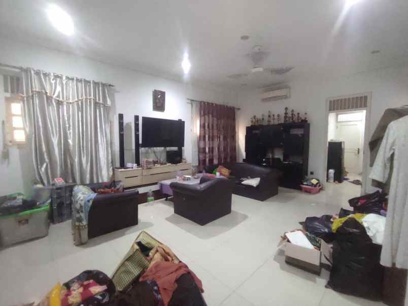 rumah dan kosan 2 lantai 8 pintu di kemang jaksel