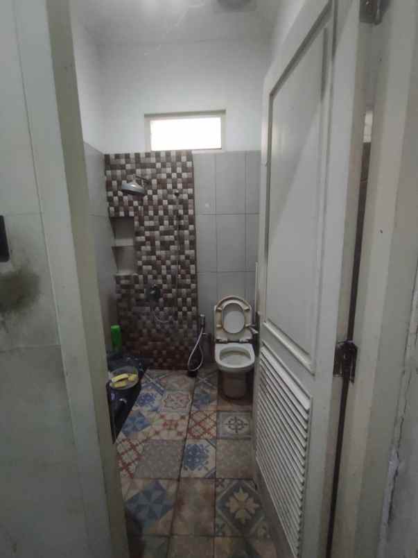rumah dan kosan 2 lantai 8 pintu di kemang jaksel