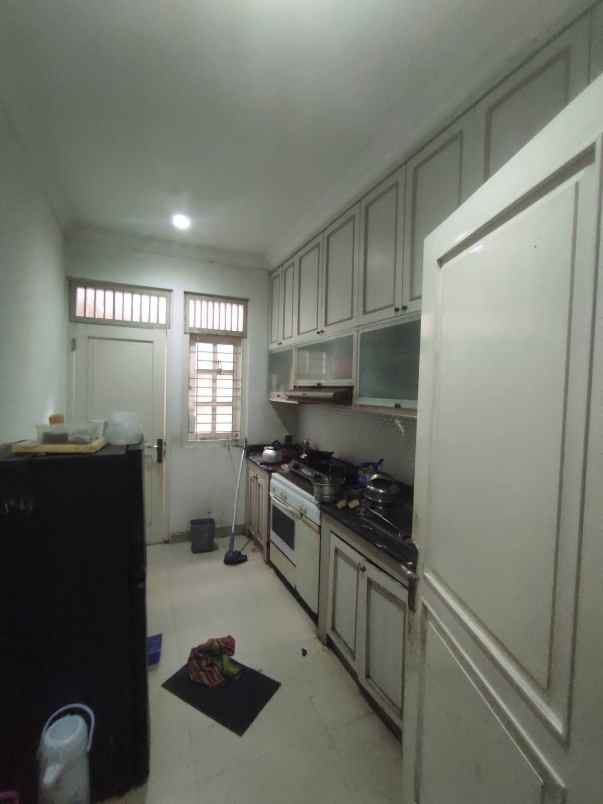 rumah dan kosan 2 lantai 8 pintu di kemang jaksel