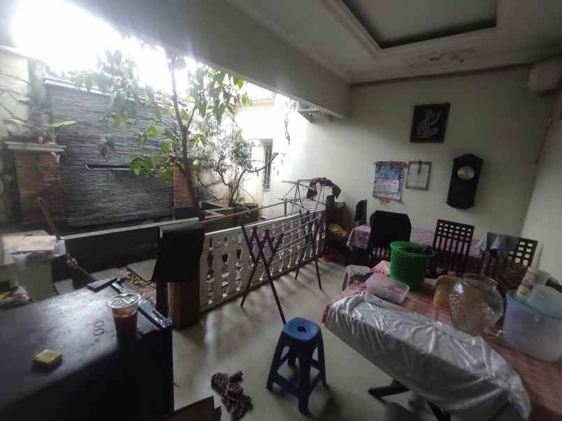 rumah dan kosan 2 lantai 8 pintu di kemang jaksel