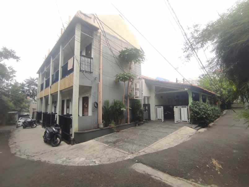 rumah dan kosan 2 lantai 8 pintu di kemang jaksel