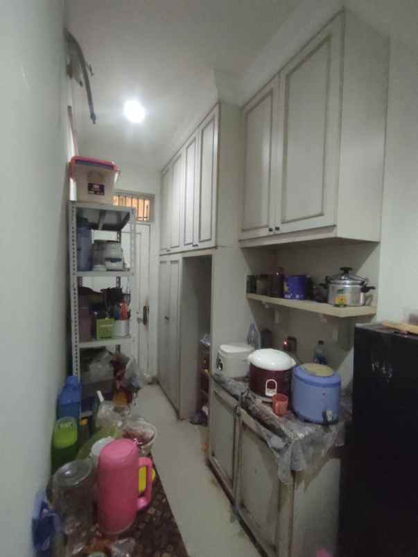 rumah dan kosan 2 lantai 8 pintu di kemang jaksel