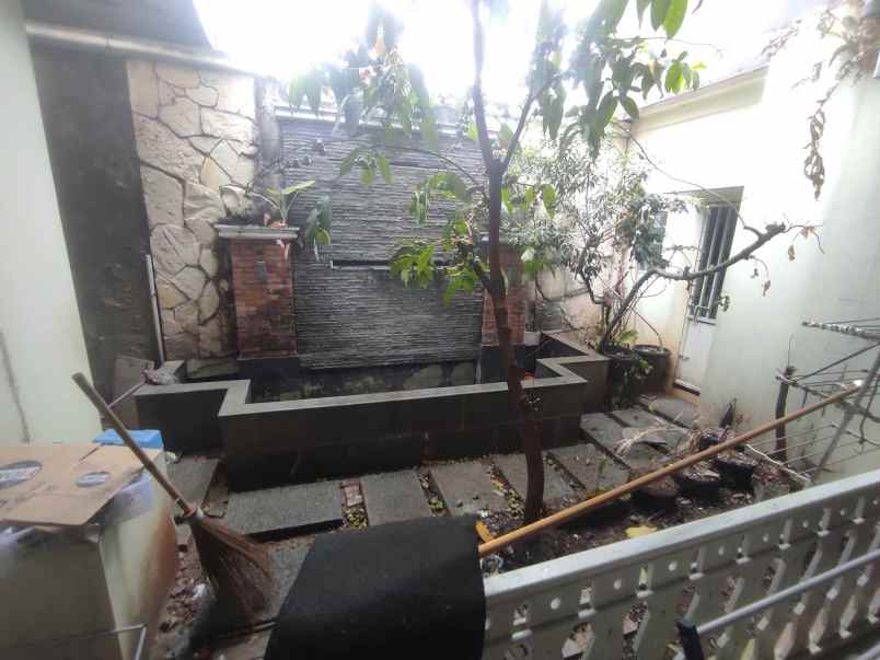 rumah dan kosan 2 lantai 8 pintu di kemang jaksel