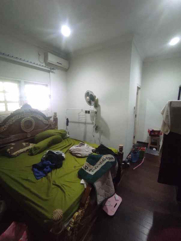 rumah dan kosan 2 lantai 8 pintu di kemang jaksel