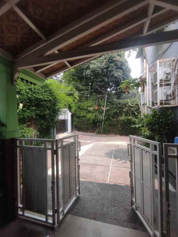 rumah dan kosan 2 lantai 8 pintu di kemang jaksel