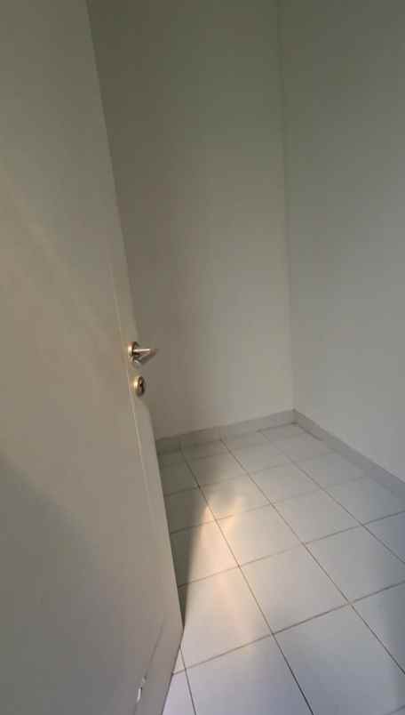 rumah di cluster thames jgc jakarta timur