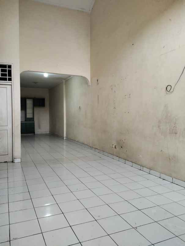 rumah hunian di taman surya jakarta barat