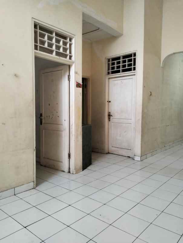 rumah hunian di taman surya jakarta barat