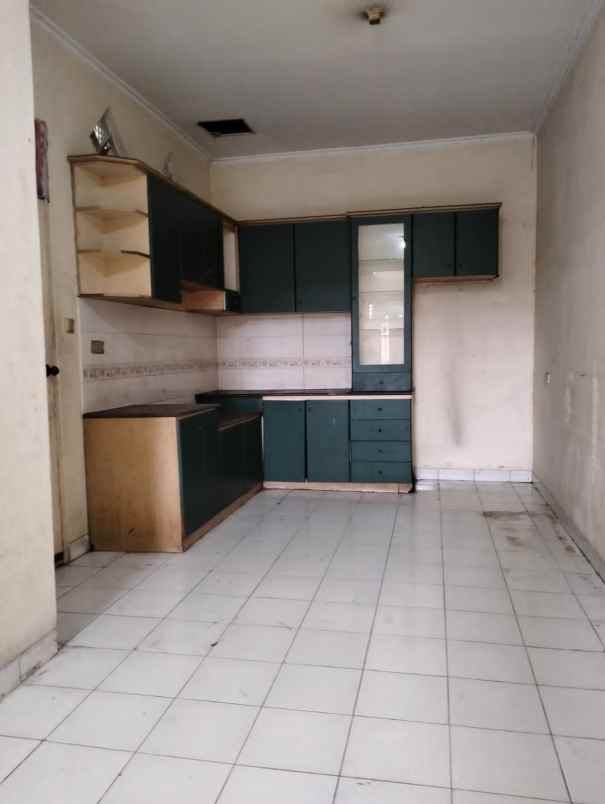 rumah hunian di taman surya jakarta barat