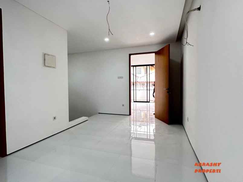 rumah jakarta strategis luas siap huni