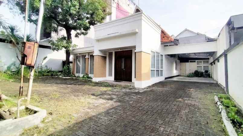 rumah jl bawean halaman luas hadap utara