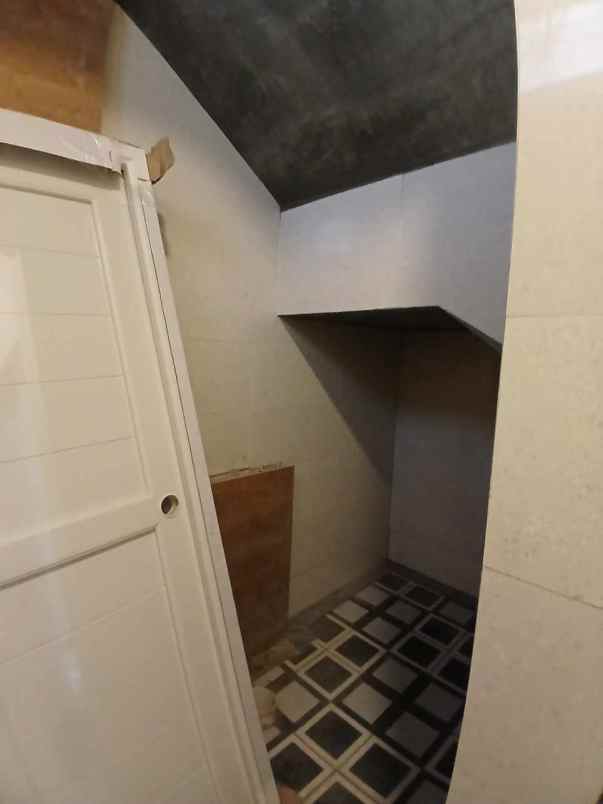 rumah klasik 2 lantai di kalimulya depok