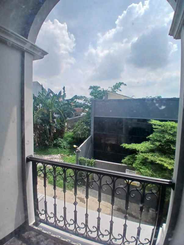 rumah klasik 2 lantai di kalimulya depok