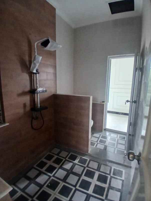 rumah klasik 2 lantai di kalimulya depok