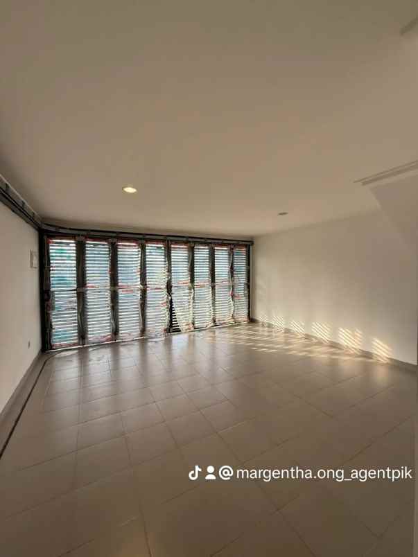 rumah pik 2 luas 10x30