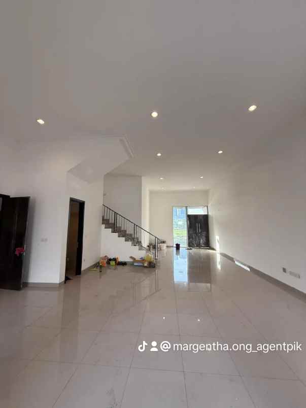 rumah pik 2 luas 10x30