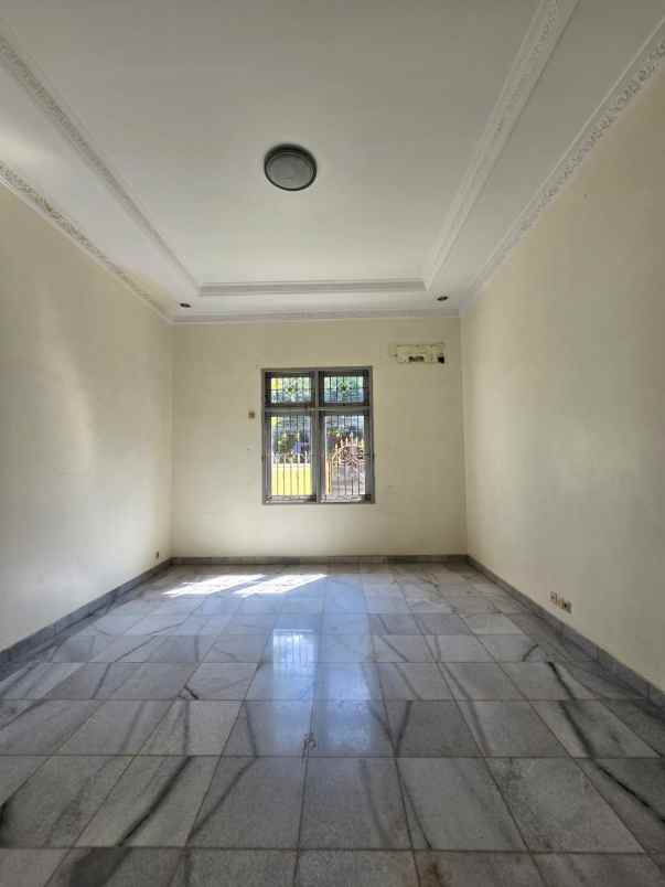 rumah posisi hook view taman di pondok kelapa jaktim