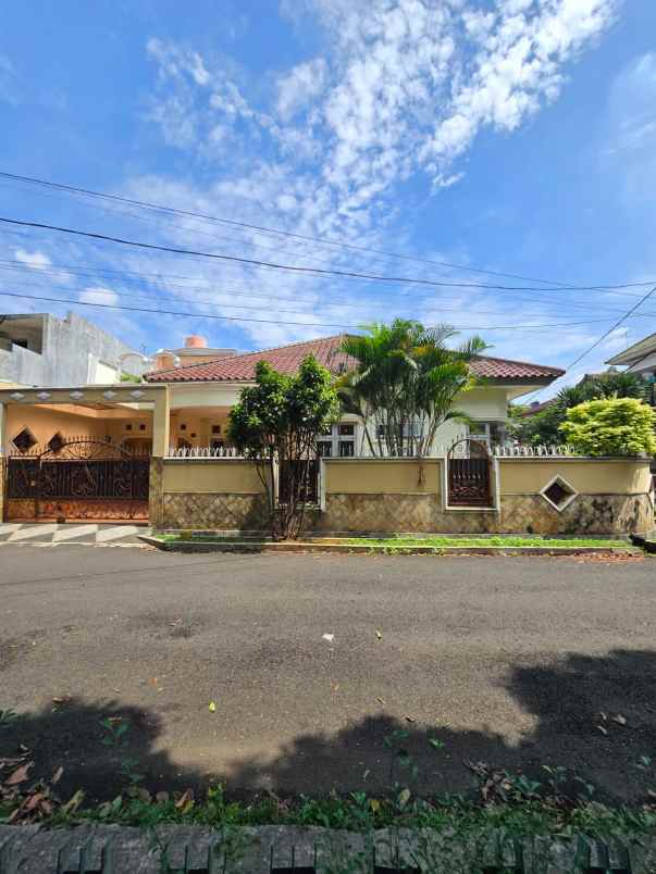 rumah posisi hook view taman di pondok kelapa jaktim