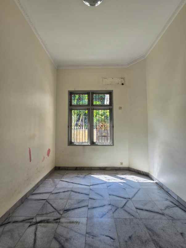 rumah posisi hook view taman di pondok kelapa jaktim
