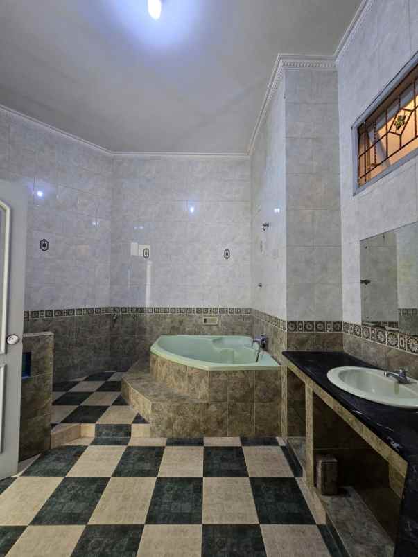 rumah posisi hook view taman di pondok kelapa jaktim