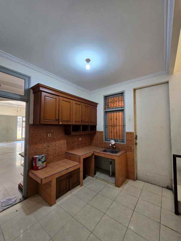 rumah posisi hook view taman di pondok kelapa jaktim