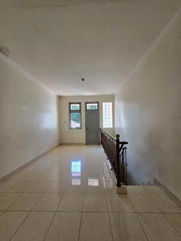 rumah posisi hook view taman di pondok kelapa jaktim