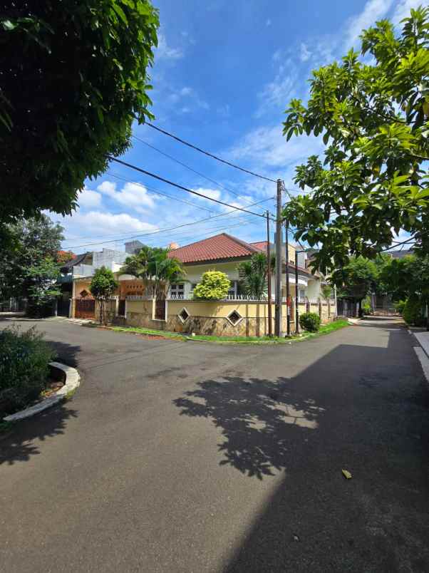 rumah posisi hook view taman di pondok kelapa jaktim