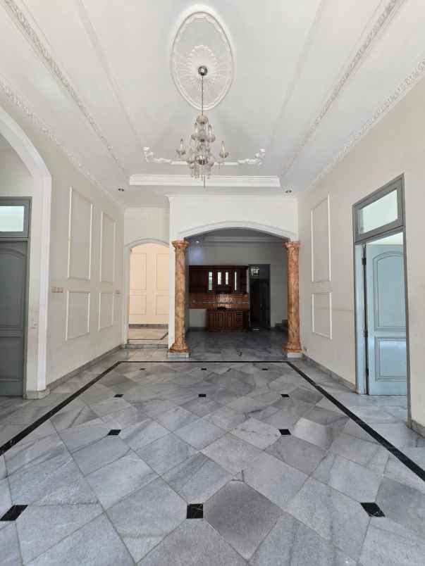 rumah posisi hook view taman di pondok kelapa jaktim