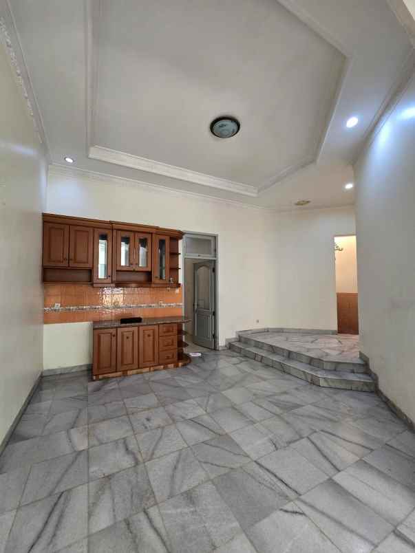 rumah posisi hook view taman di pondok kelapa jaktim