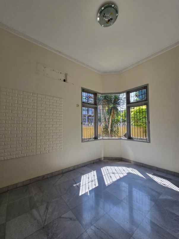 rumah posisi hook view taman di pondok kelapa jaktim