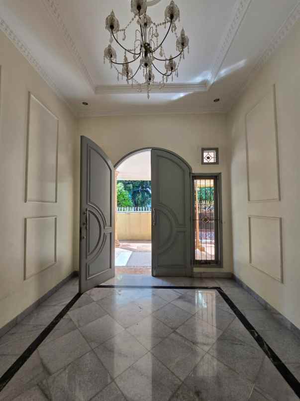 rumah posisi hook view taman di pondok kelapa jaktim