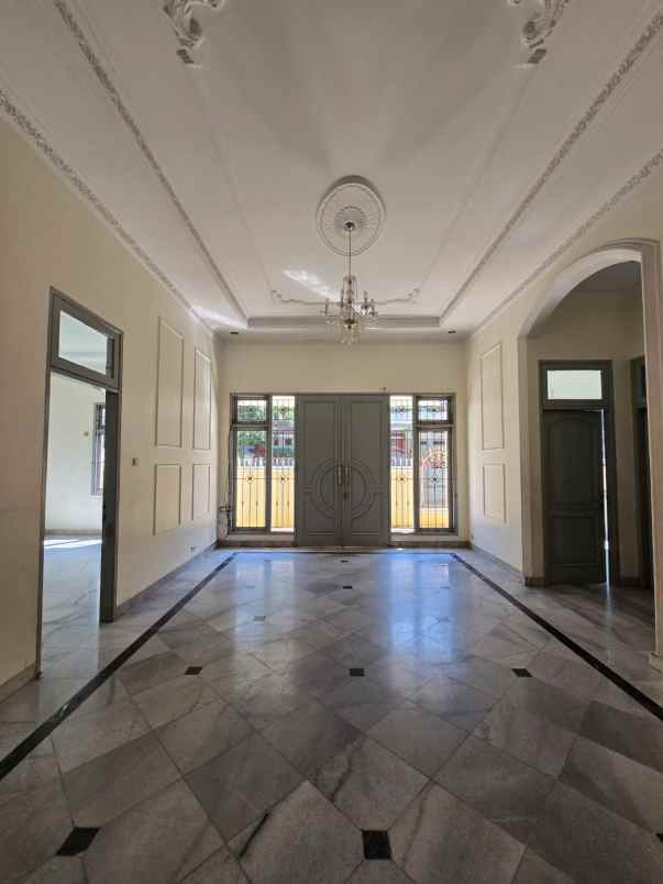 rumah posisi hook view taman di pondok kelapa jaktim