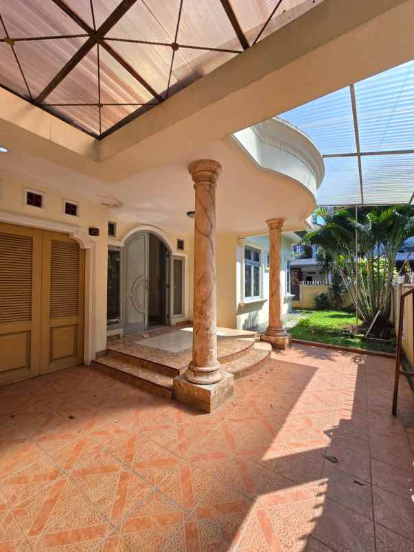 rumah posisi hook view taman di pondok kelapa jaktim