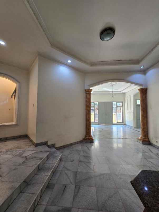 rumah posisi hook view taman di pondok kelapa jaktim